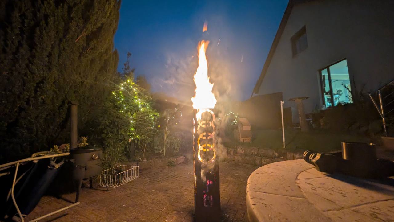 Feuertonne mit starker Flamme im Garten