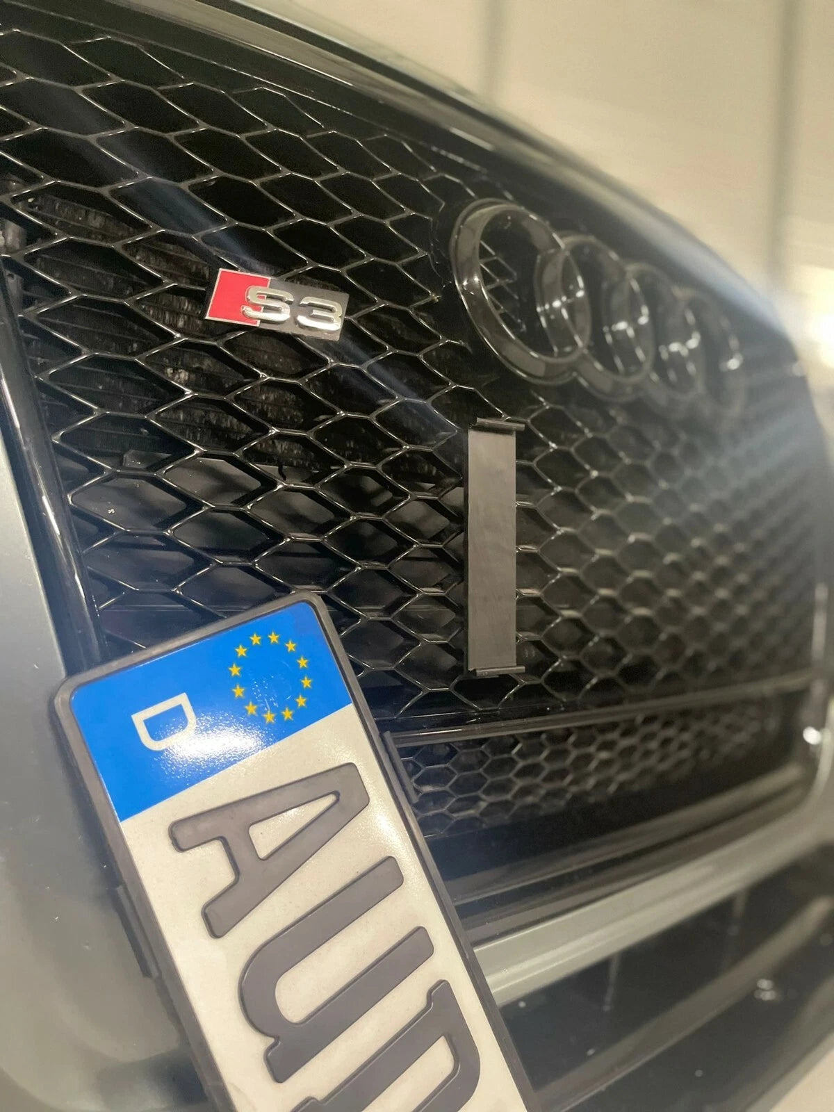 Kennzeichenhalter für Audi RS Wabengrill Österreich rahmenlos Alu A Kennzeichen - Bild 1