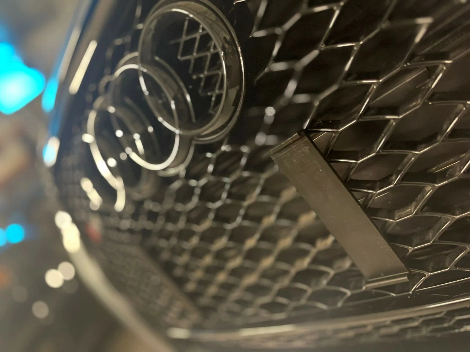 Kennzeichenhalter für Audi RS Wabengrill Klemmung rahmenlos Alu Kennzeichen Deu - Bild 3