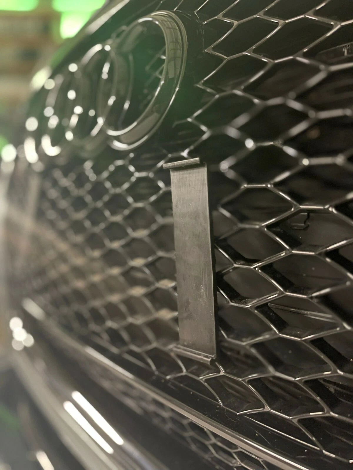 Frankreich Kennzeichenhalter für Audi RS Wabengrill Klemmung rahmenlos Alu - Bild 4