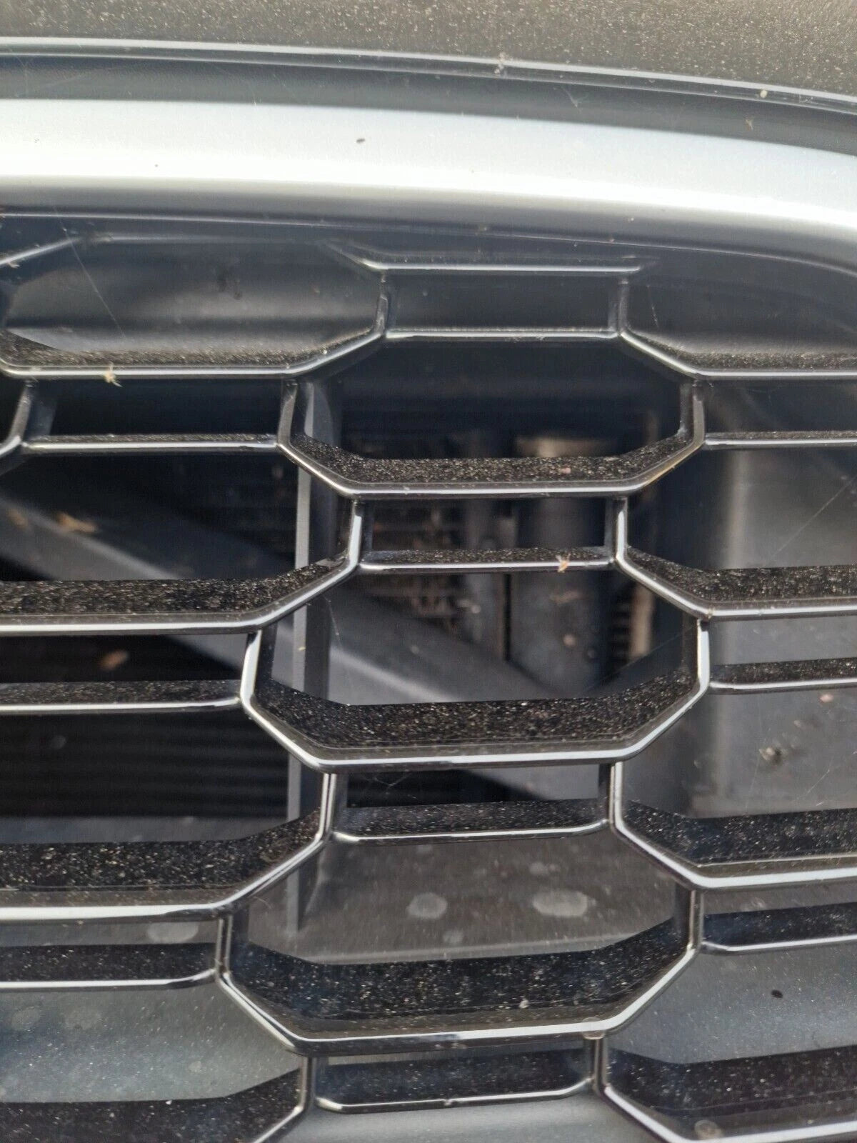 3D-Druck Kennzeichenhalter für Audi RS3 8Y Wabengrill Klemmung rahmenlos - Bild 5